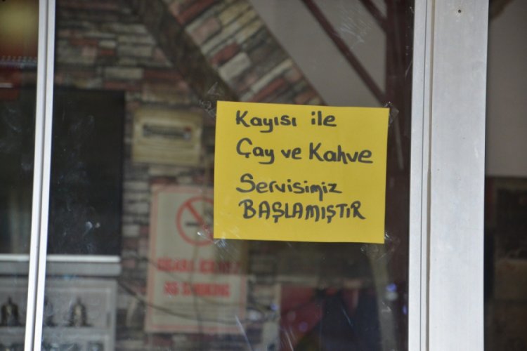 Çayın yanında şeker yerine kayısı veriyor