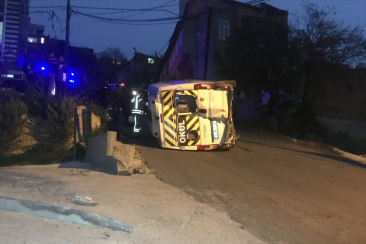 Eyüpsultan'da okul servisi devrildi: 7 yaralı