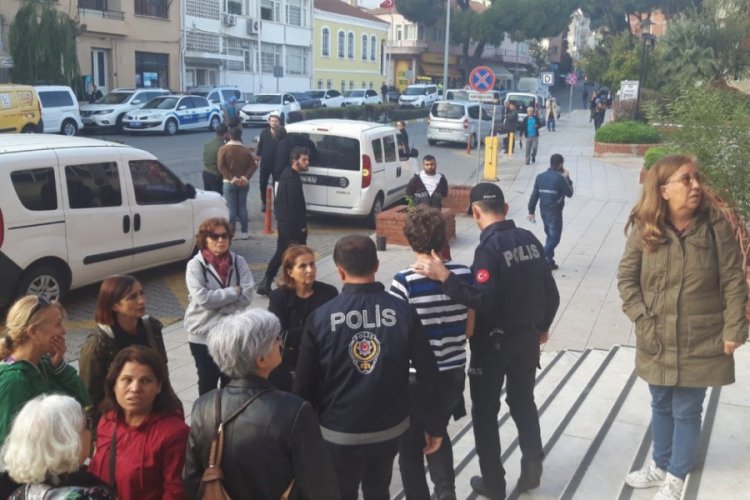 Cinayet sanığı duruşmada öldürdüğü kızın babasına saldırdı
