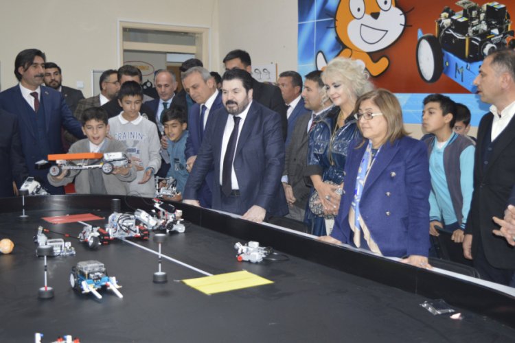 Şahin ve Belediye Başkanlarından kodlama eğitimi alan öğrenciler ziyaret