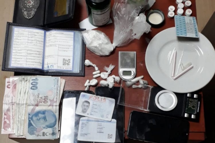 Zehir taciri eski polisin evinden kokain ve ecstasy çıktı