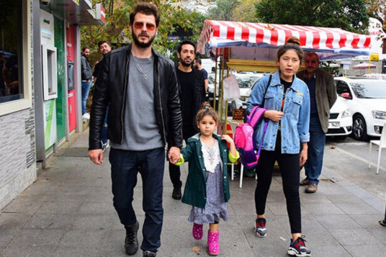 Kızı ile parkta vakit geçirdi