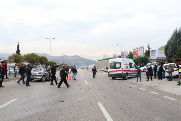 Karşı şeride geçen otomobil hafif ticari araçla çarpıştı