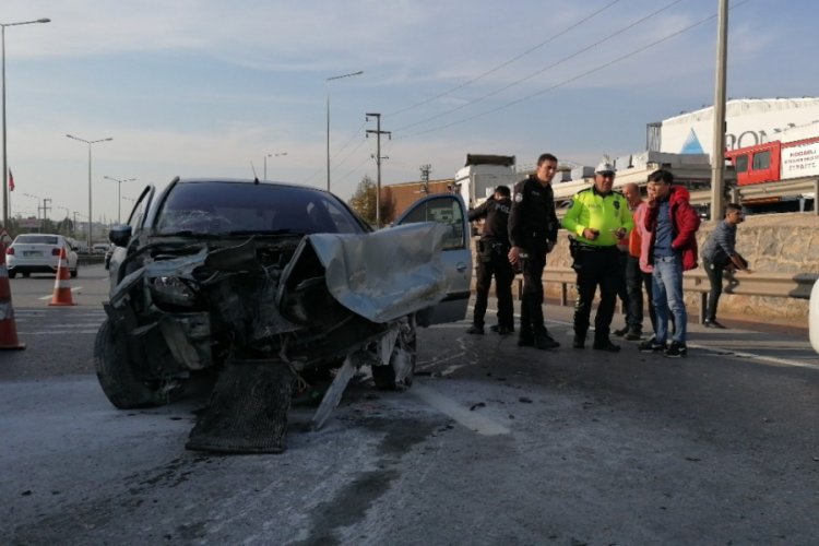 Bariyerlere çarpan otomobil hurdaya döndü