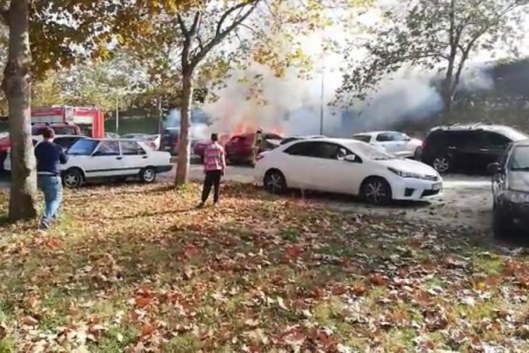 Bursa'da mangal kömürü iki arabayı kül etti