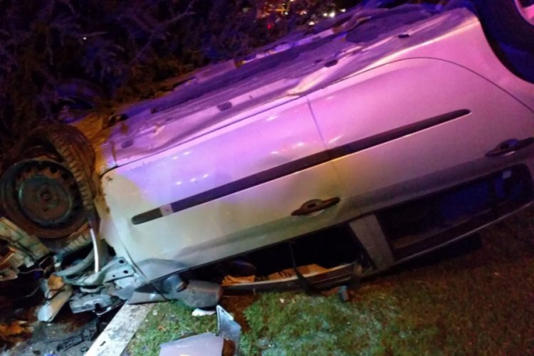 Takla atan otomobil refüjdeki ağaçlar sayesinde durabildi: 2 yaralı