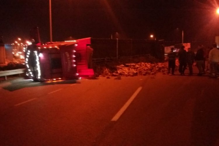 Tuğla yüklü tır devrildi: 2 yaralı
