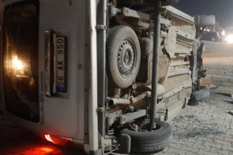 Kaldırıma çarpan araç takla attı: 2 yaralı