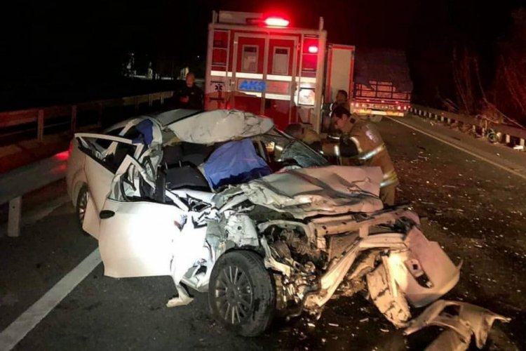 İzmir'de otomobil kamyona çarptı: 1 ölü