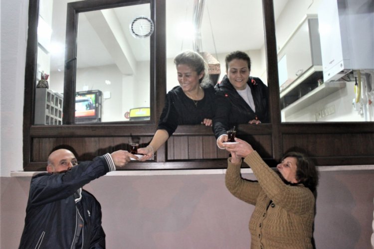Bursa'da bu mahallede kadınlar çocuklarını kocalarına emanet edip kahveye gidiyor
