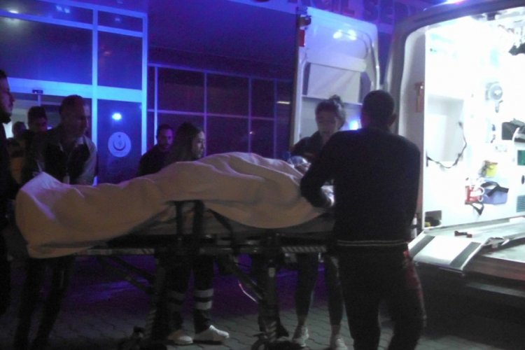 Tır otomobille çarpıştı: 1 ölü, 2 yaralı