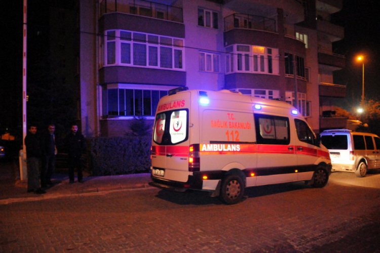 Eşini bıçaklayıp kendisini eve kilitledi
