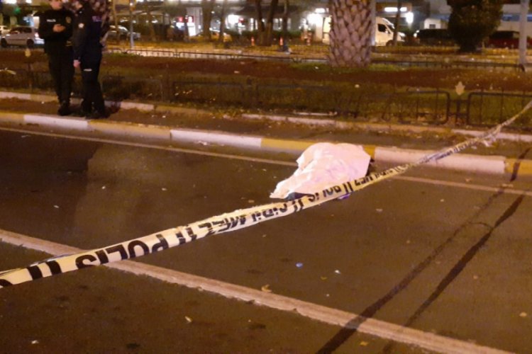 Yolun karşısına geçmek isteyen kişiye otomobil çarptı