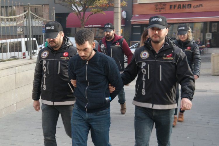 Polisi görünce araçtaki uyuşturucu maddeleri dışarı attılar