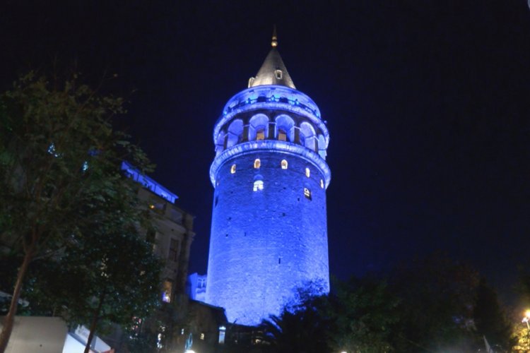 Galata Kulesi Dünya Çocuk Hakları Günü'nde mavi renkle ışıklandırıldı