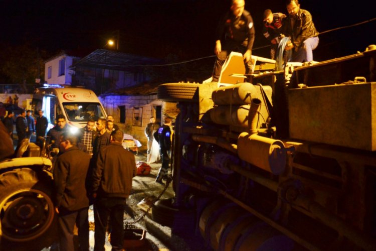 Manisa'da patates yüklü tır devrildi: 1 yaralı