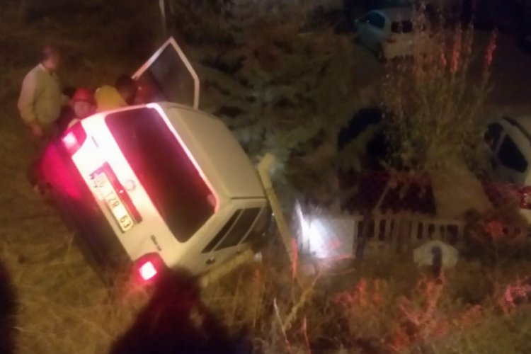 Otomobil şarampole devrildi: 2 yaralı