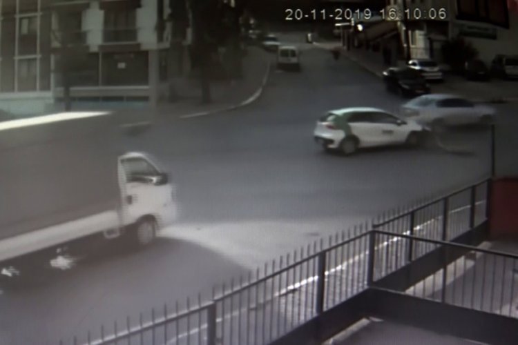 İki otomobilin birbirine girdiği kaza kameraya yansıdı