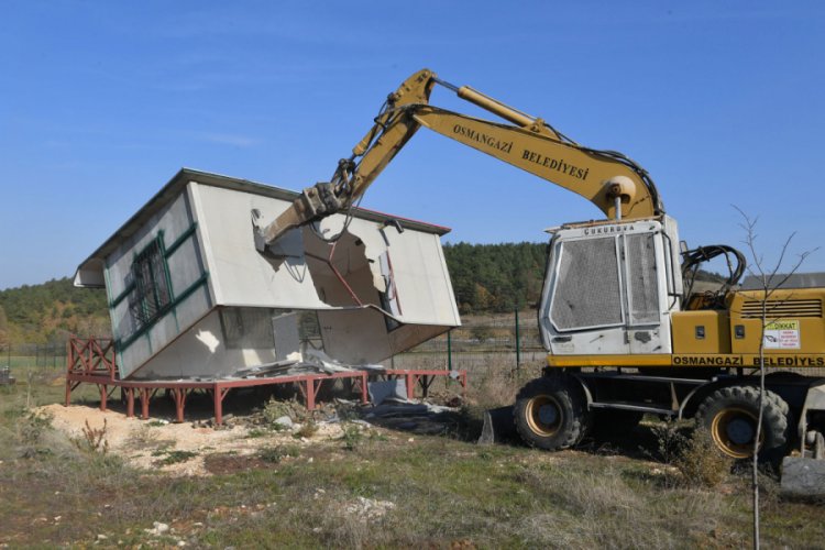 Bursa Dağyenice Göleti'nin çevresindeki kaçak yapılar yıkıldı