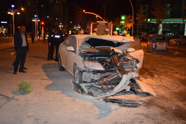 Otomobilin çarptığı araç takla attı