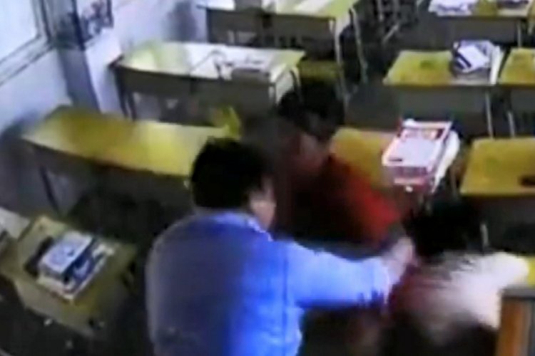 Saldırgan, kadın öğretmeni sınıfta defalarca yumrukladı