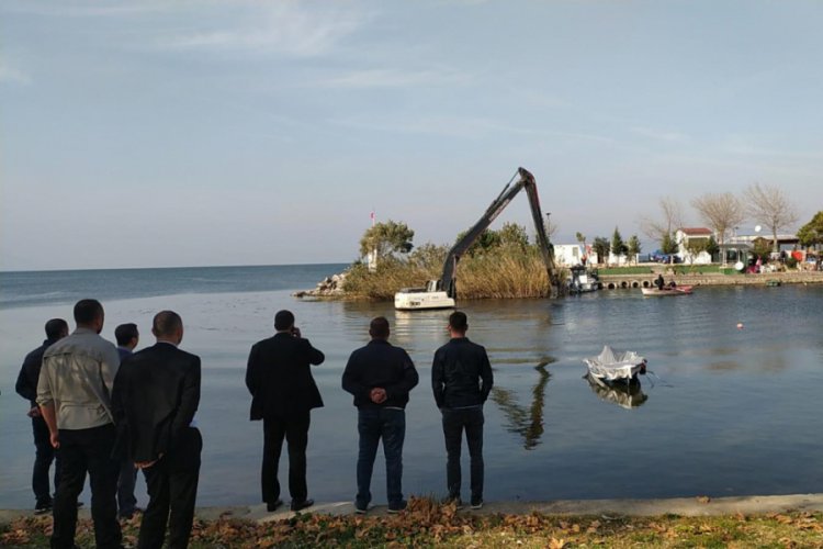 Bursa'da vinç göle battı