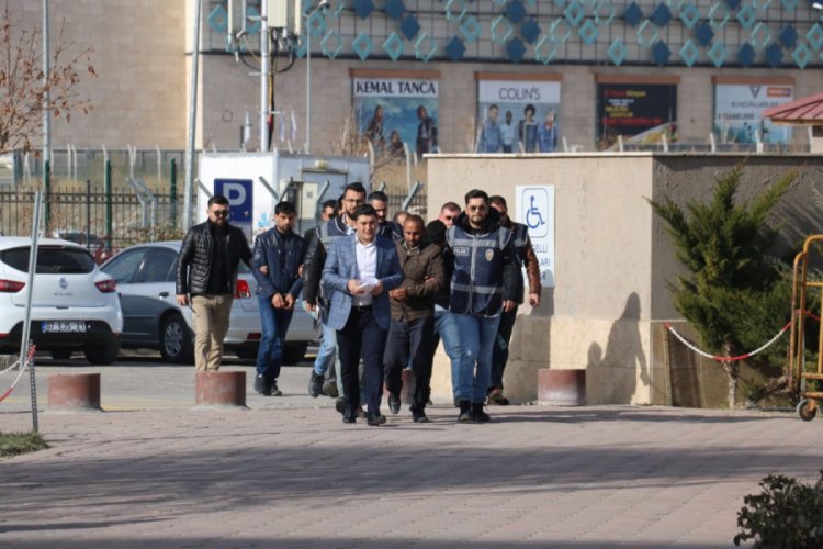 ''Elinde FETÖ'nün altınları var'' diyerek dolandırdılar