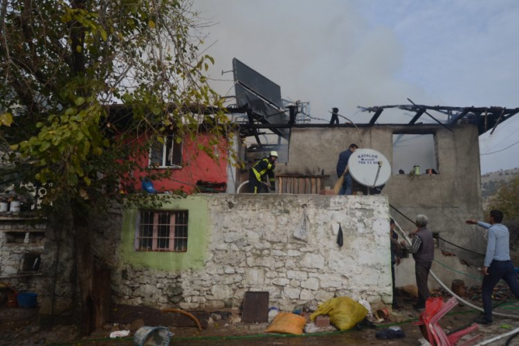 Sobadan çıkan kıvılcım evi küle döndürdü