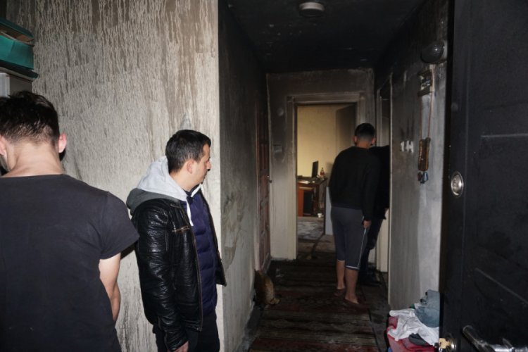İki katlı ev sobadan çıkan yangında hasar gördü