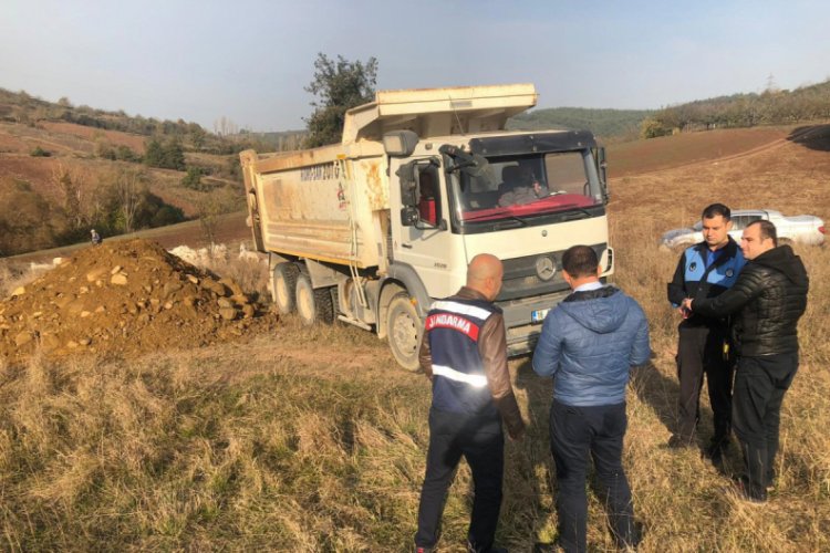 Bursa'da kaçak hafriyat döken kamyona 72 bin lira ceza kesildi