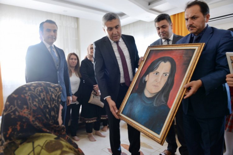 Öğrencilerden, şehit öğretmenin annesine duygulandıran hediye