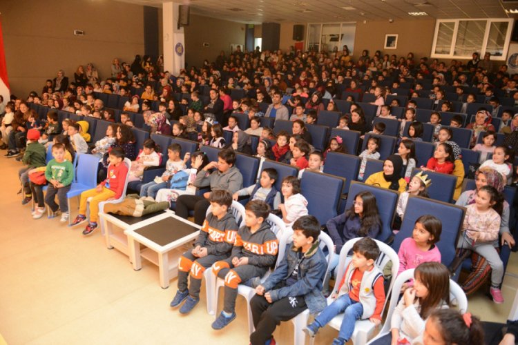 Minikler tiyatro gösterisinde eğlendi