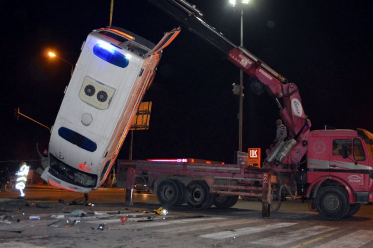 Hasta taşıyan ambulans otomobille çarpıştı: 1 ölü, 9 yaralı