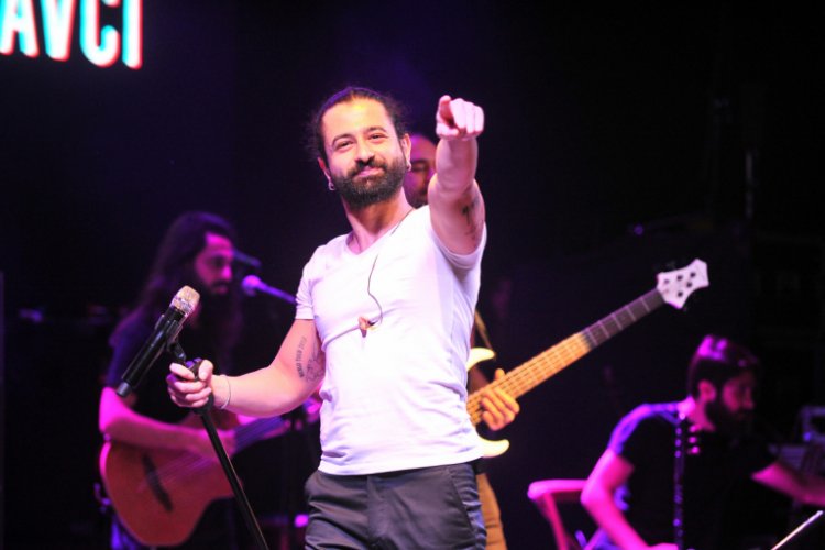 Koray Avcı, Bursa'da şarkılarını sevenlerinin arasında söyledi