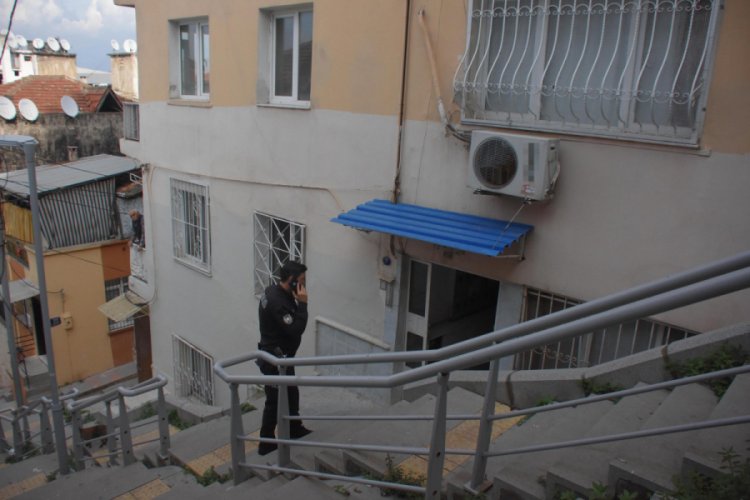 Evde tartıştığı 3 arkadaşını bıçakladı