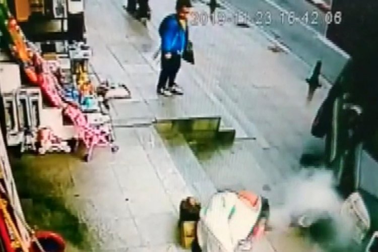 İstanbul'da araç kaldırımdaki yayalara çarptı: Yaralılar var