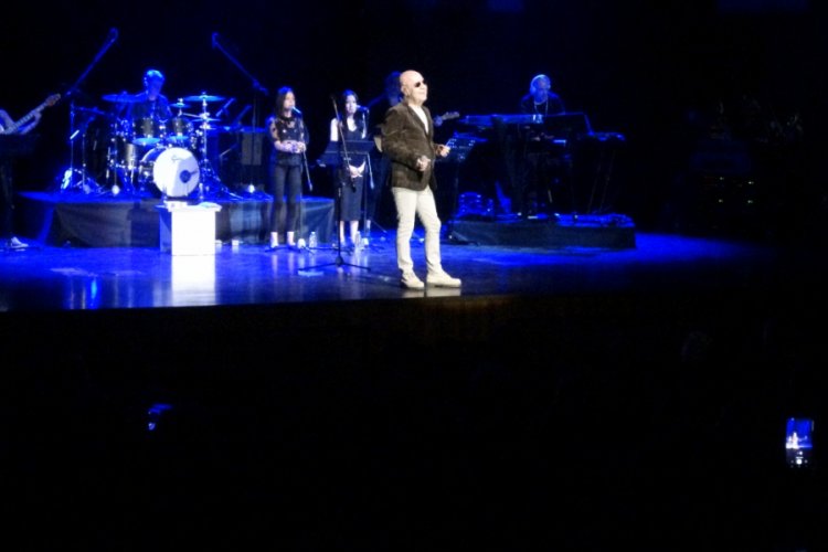 Mazhar Alanson öğretmenler için söyledi