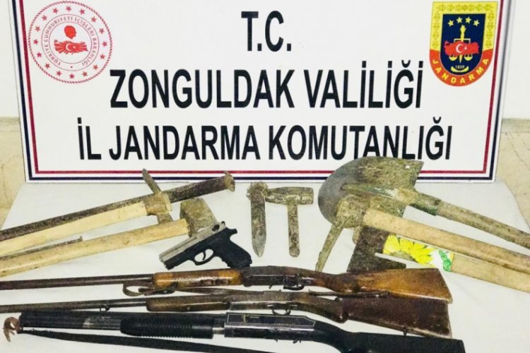 Jandarmadan define avcılarına suçüstü: 3 gözaltı