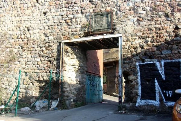 Galata'daki 'Cenova Arması' demir korkulukla çevrildi