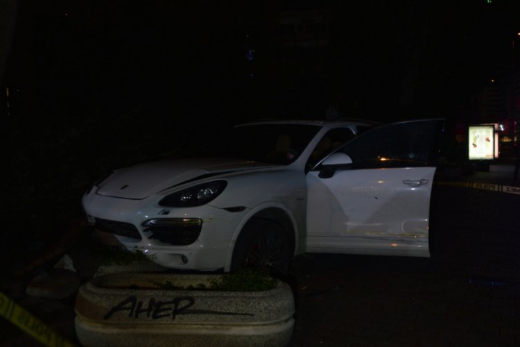 Seyir halindeki lüks cip ve otomobil kurşunlandı