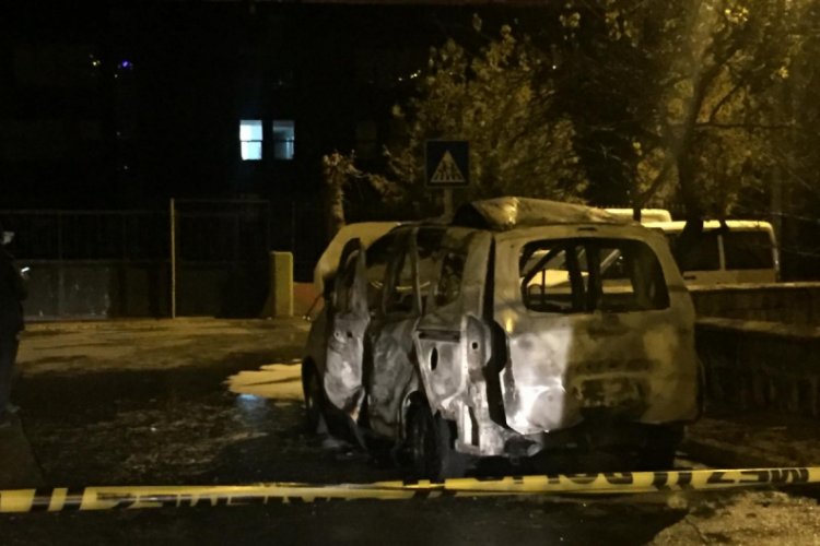 Park halindeki araç cayır cayır yandı