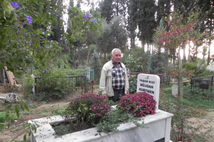 Köy mezarlığını çiçek bahçesine çevirdi