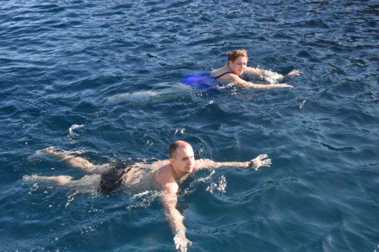 Antalya'da tatilcilerin deniz keyfi