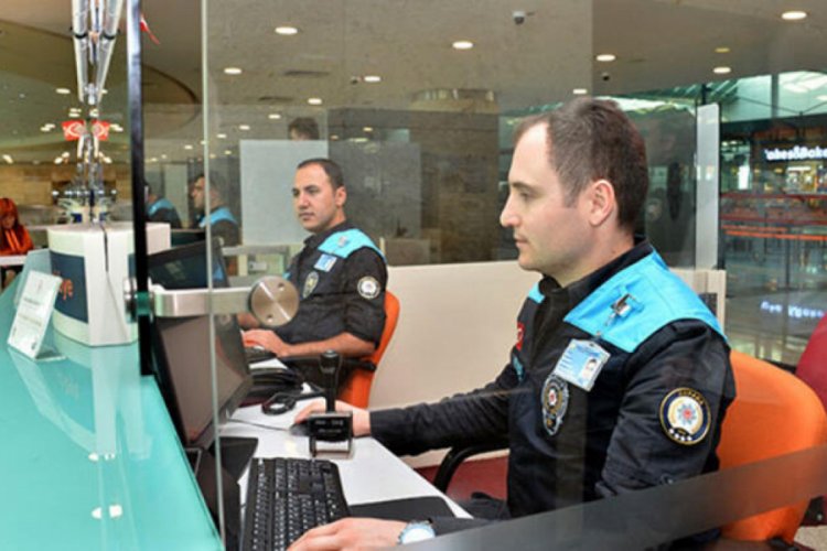 Pasaport polislerinin kıyafeti değişti