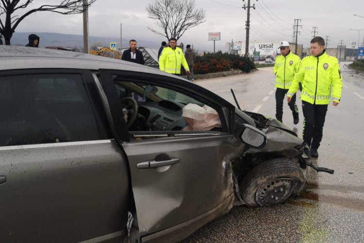 Bursa'da refüje çarpıp sürüklendi: 2 yaralı