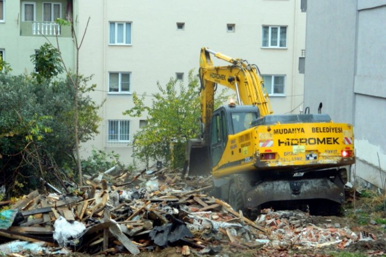 Bursa Mudanya'da tehlike oluşturan evler yıkılıyor