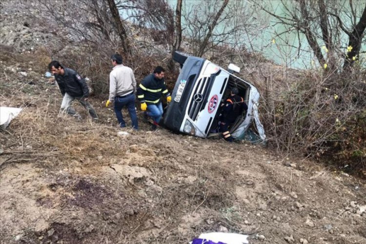 Hentbol takımını taşıyan minibüs devrildi: 1 ölü, 15 yaralı