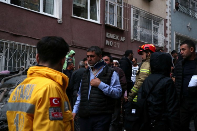 Otomobil yokuş aşağı giderken takla attı