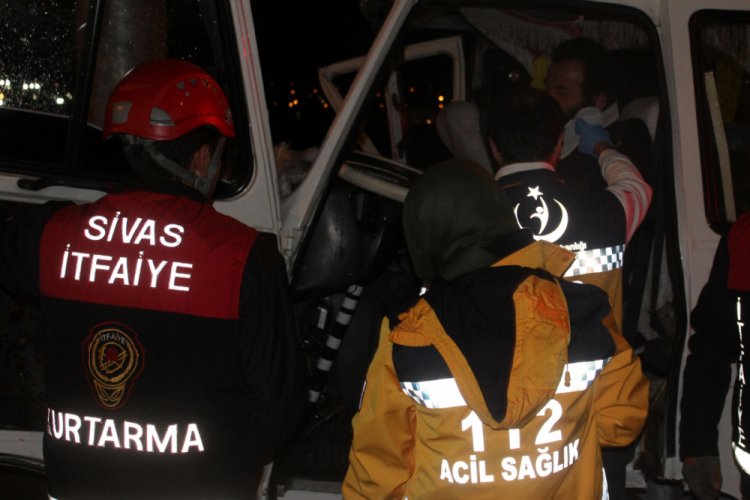 Minibüste sıkışan sürücüyü itfaiye kurtardı