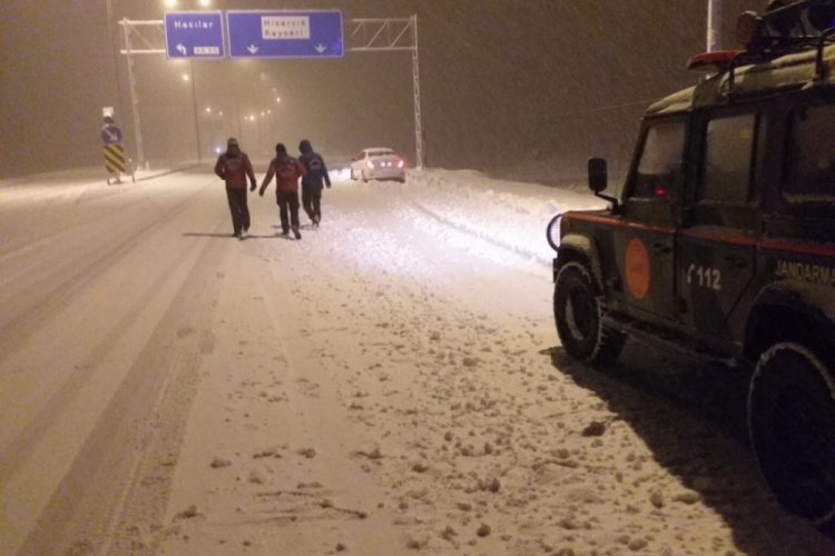 Erciyes'te mahsur kalan otomobiller kurtarıldı